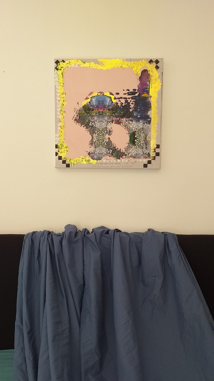 Avec perles et sculpture.