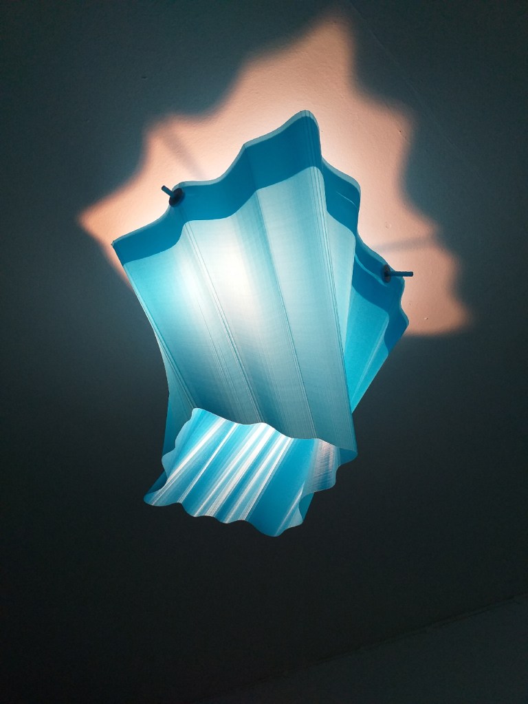 Luminaire par Hilda Garman