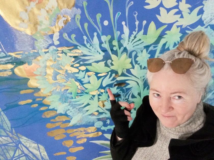 Hilda Garman devant une réalisation.